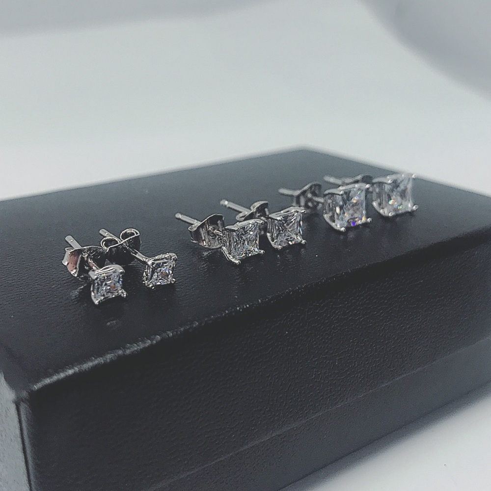 Sterling Silver 925. Simulate Diamond Stud Earring. - Picture 11 of 13